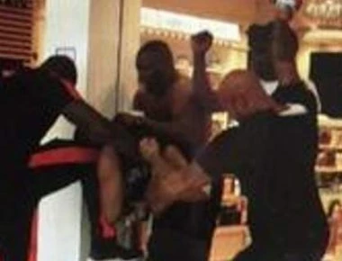 Οι 2 Γάλλοι ράπερ που πλακώθηκαν στο αεροδρόμιο Ορλί θα βρίσκονται υπό κράτηση για ένα μήνα (βίντεο)